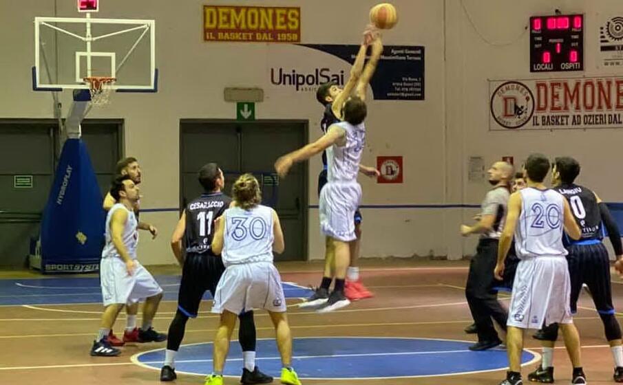 palla a due inizio gara tra 80 co basket e coral alghero (foto giacomo pala)