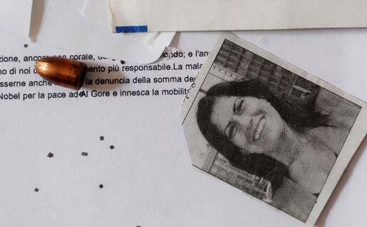 Una foto di Rosi Mauro con un proiettile calibro 9 recapitati in una busta all'Ansa