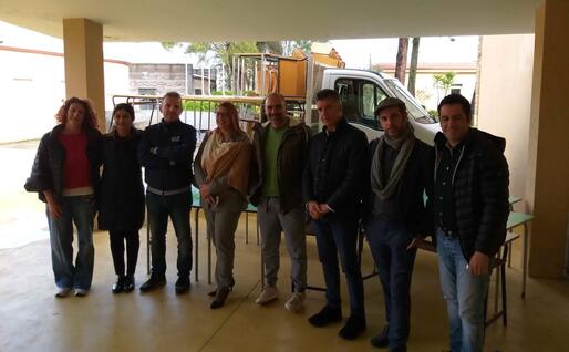 Amministratori, funzionari scolastici e della Provincia davanti agli arredi consegnati dal Comune (foto Simone Farris)