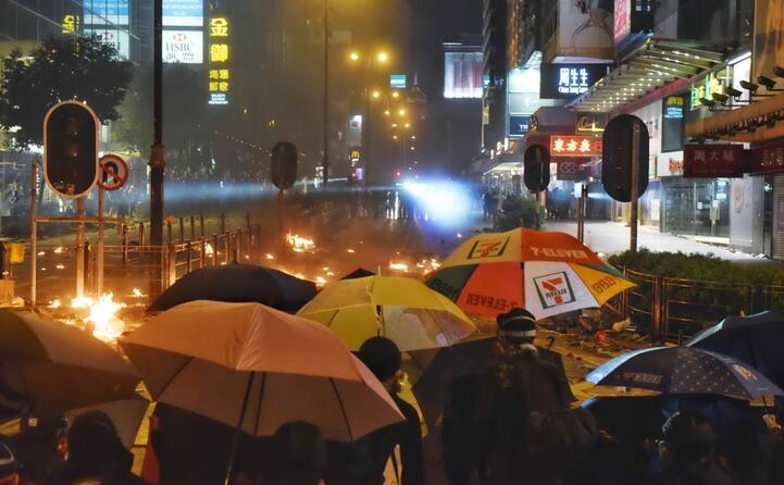 centinaia di persone hanno invaso la struttura