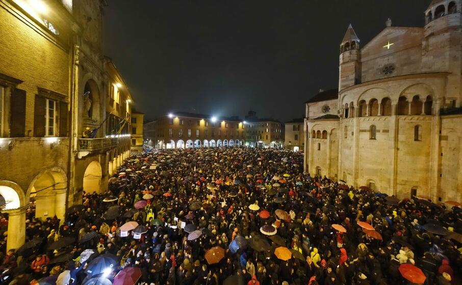 circa 7mila persone si sono radunate in piazza grande
