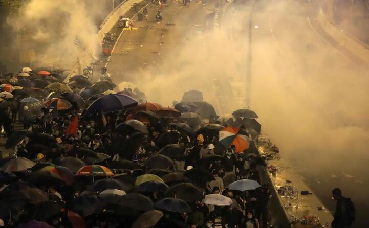 ennesima manifestazione di protesta per le vie di hong kong
