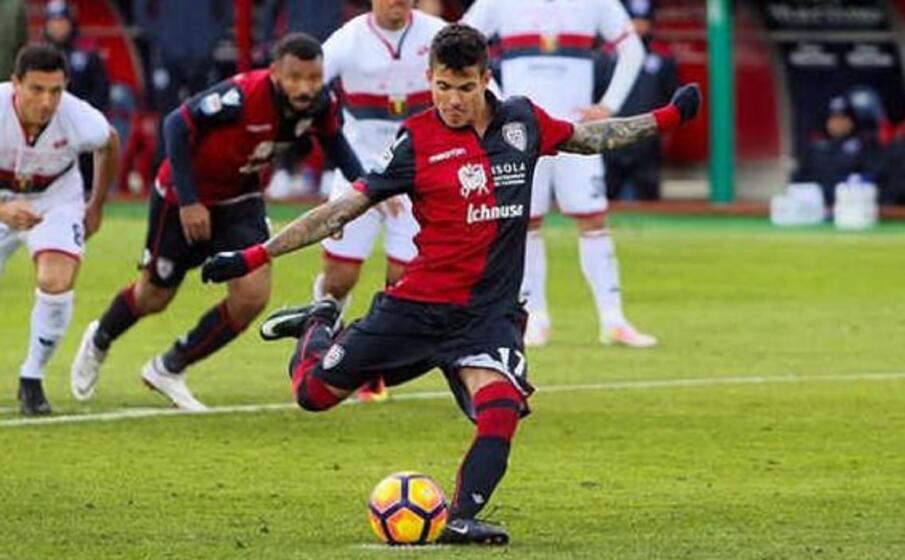 farias a segno con la maglia del cagliari