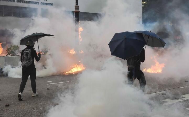 gli agenti hanno respinto i manifestanti con gas lacrimogeni