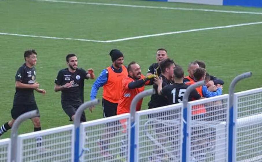i giocatori dello stintino festeggiano il gol di domenica contro il posada (foto concessa dallo stintino calcio)