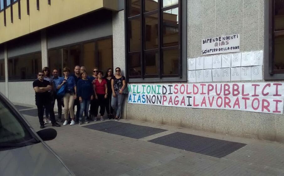 il recente sciopero della fame di tre settimane con cui una ventina di lavoratori ha protestato per gli stipendi arretrati (foto s farris)