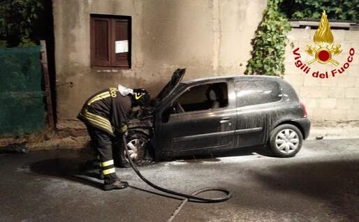 L'auto (foto Vigili del fuoco)