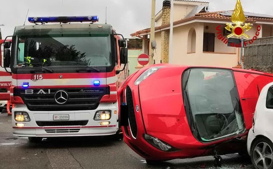 l auto ribaltata (foto vigili del fuoco)