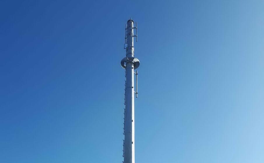 la cima dell antenna contestata (foto antonella pani)