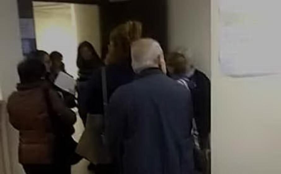 la folla alla asl di decimomannu (fermo immagine da video)
