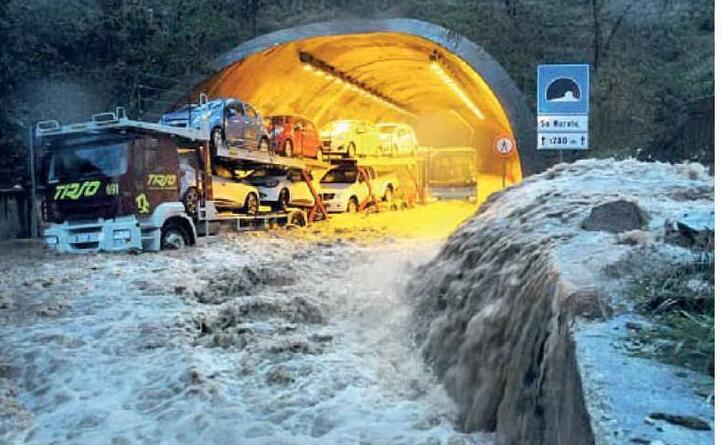 nuoro l acqua inonda la galleria auto e tir bloccati