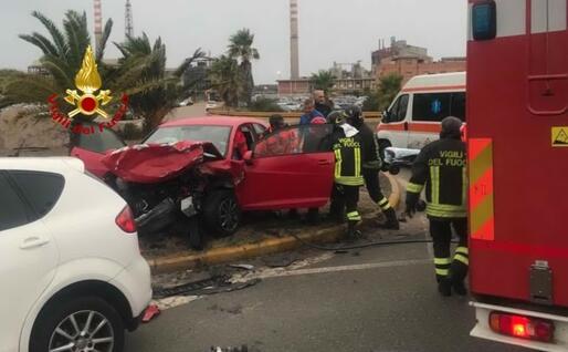 Pompieri e soccorritori (foto Vigili del fuoco)