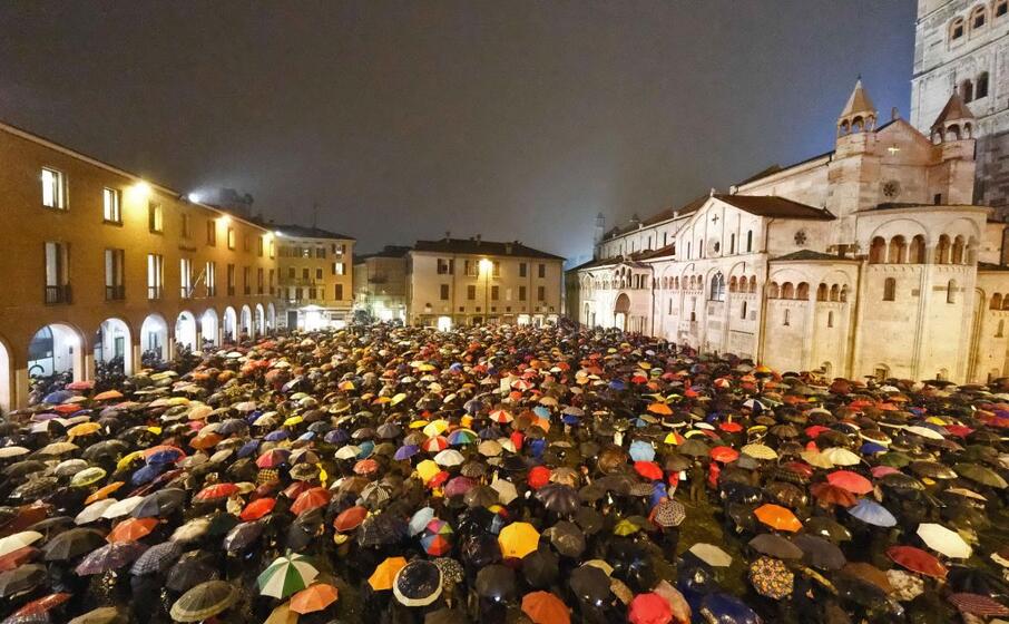 regionali in emilia romagna migliaia di sardine in piazza contro salvini