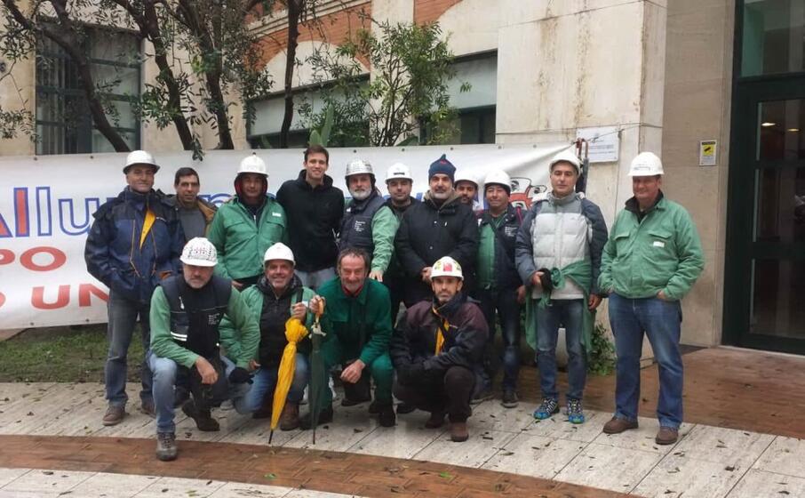 robert acquafresca con gli operai eurallumina (foto antonella pani)