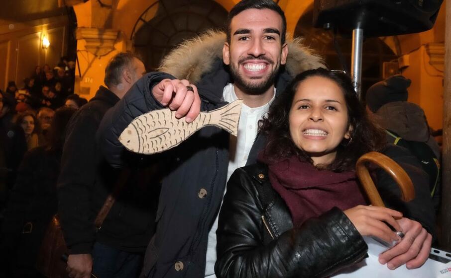 tra loro tanti ragazzi