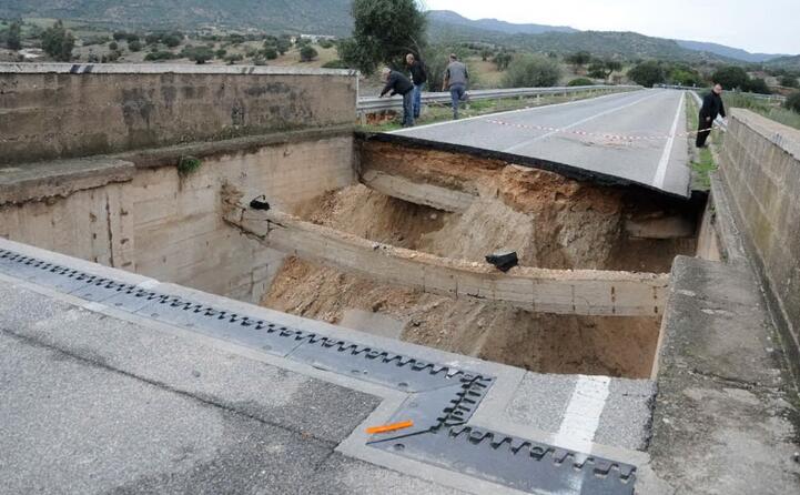 un altra strada sventrata nel nuorese (tutte le foto sono de l unione sarda)