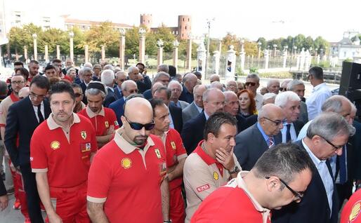 Una delegazione di operai (foto Ansa)