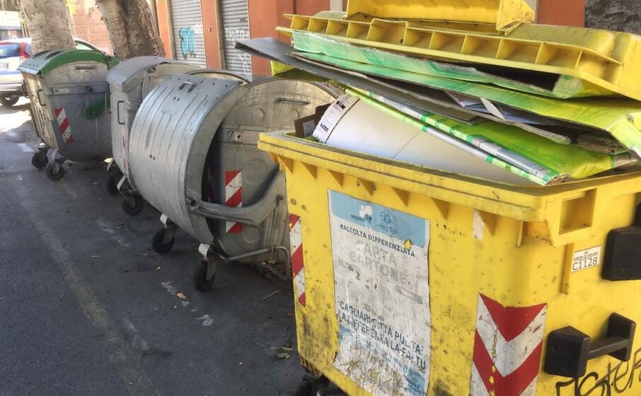 cassonetti a cagliari (archivio l unione sarda)