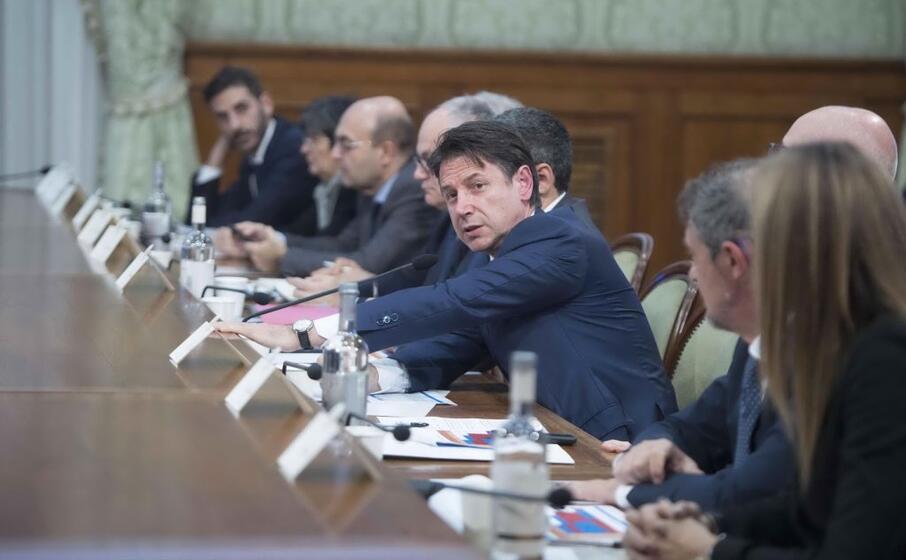 conte presiede un vertice di maggioranza a palazzo chigi (ansa)