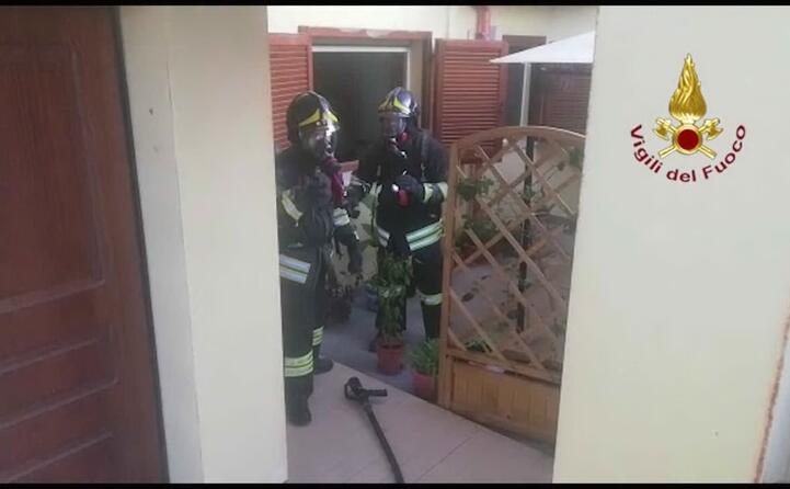 i vigili del fuoco intervengono a serdiana per un esplosione in una casa