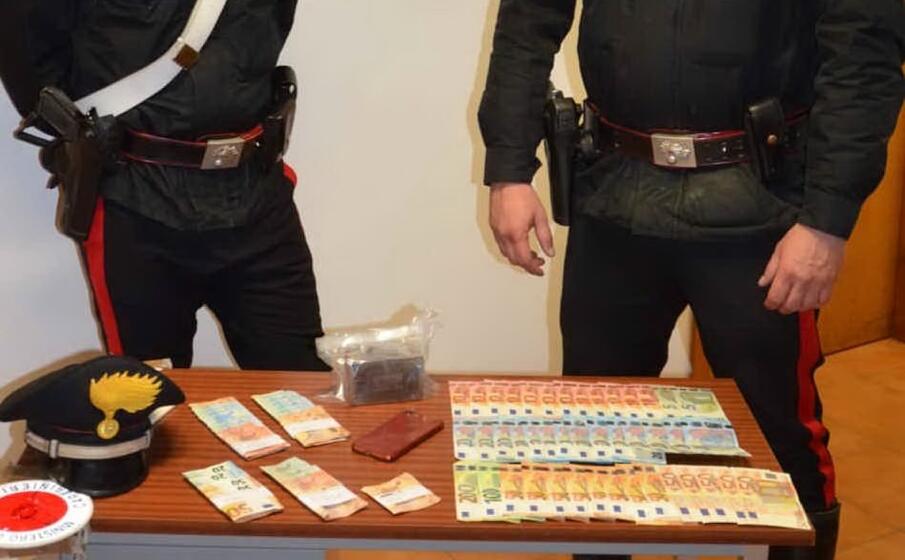 il materiale sequestrato (foto carabinieri)