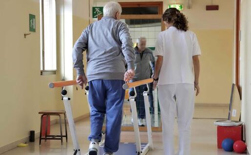 Il paziente durante la fisioterapia (Ansa)