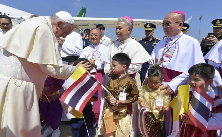 l accoglienza dei vescovi e dei bimbi thailandesi
