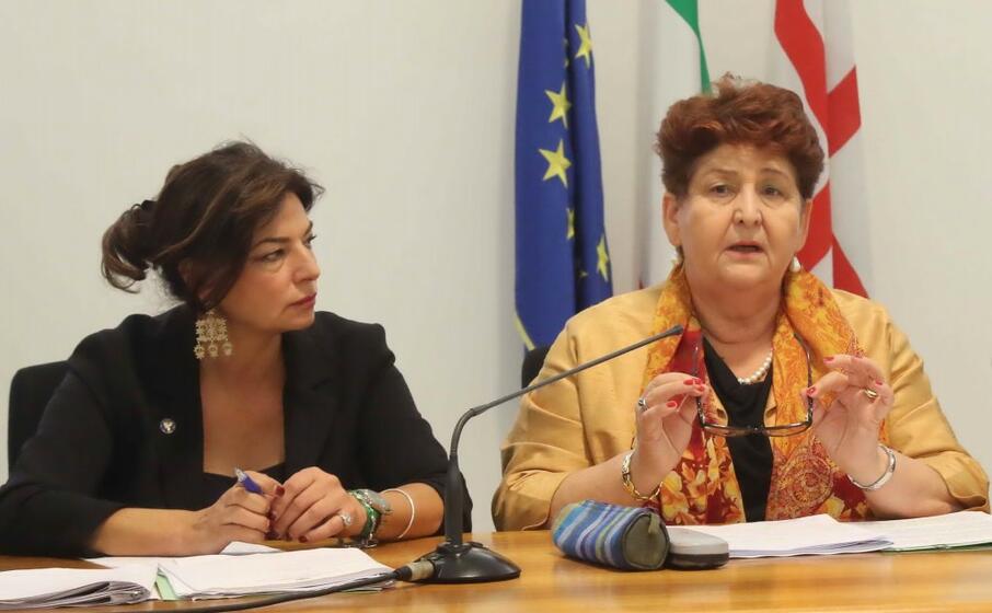 l assessore murgia (a sinistra) e il ministro bellanova (foto ufficio stampa ras)