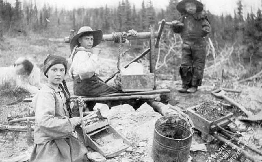 lo scatto del 1898 ( three children operating rocker at a gold mine on dominion creek yukon territory university of washington libraries)