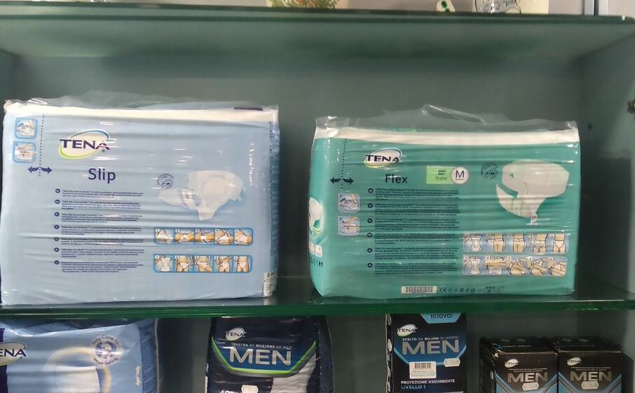 pannoloni esposti in una farmacia (foto tellini )