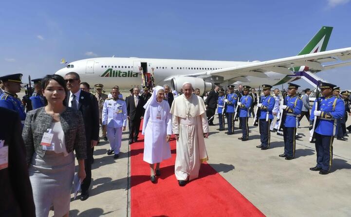 papa francesco all arrivo in aeroporto a bangkok