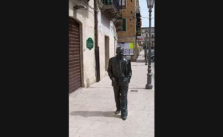 una statua di sciascia a racalmuto