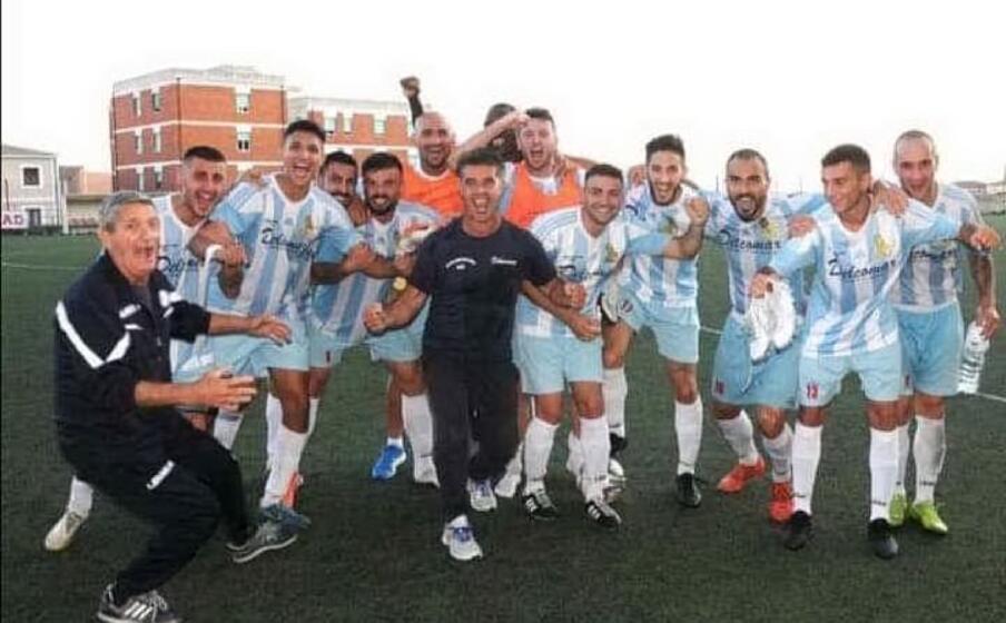 i giocatori dell ilvamaddalena festeggiano una vittoria casalinga (foto concessa dalla societ )