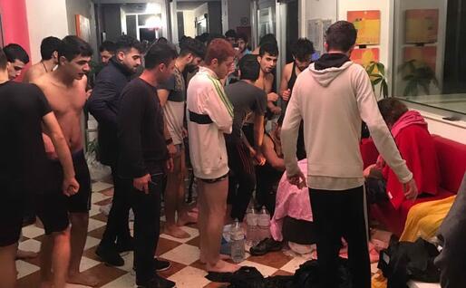 Il gruppo dei migranti infreddoliti (Ansa)