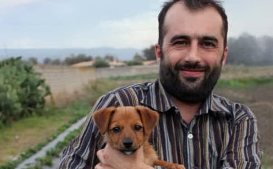 il sindaco di marrubiu insieme a un cagnolino (foto antonio pintori)
