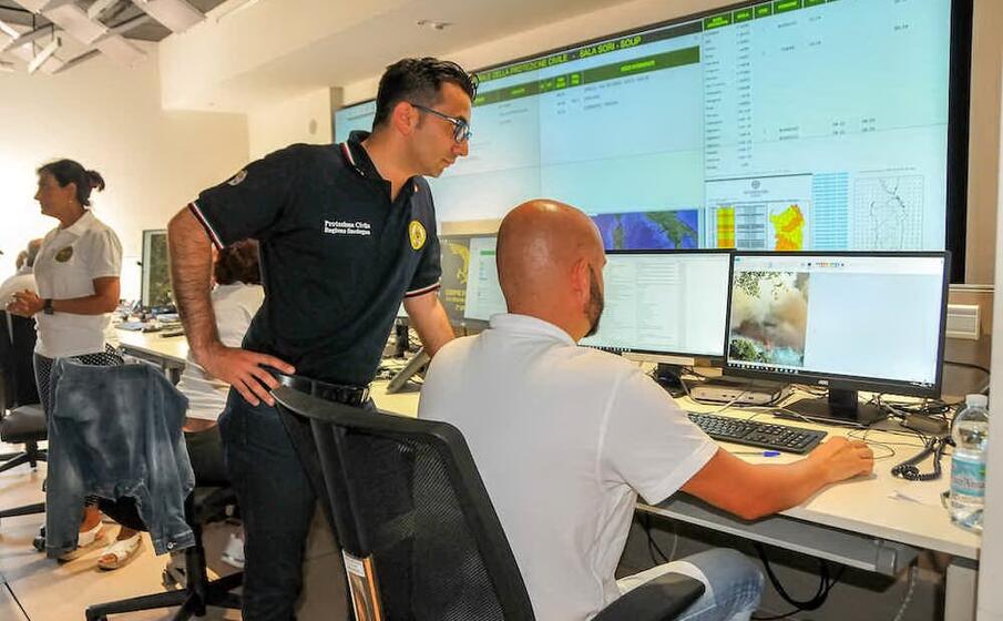 l assessore gianni lampis nella sala operativa della protezione civile