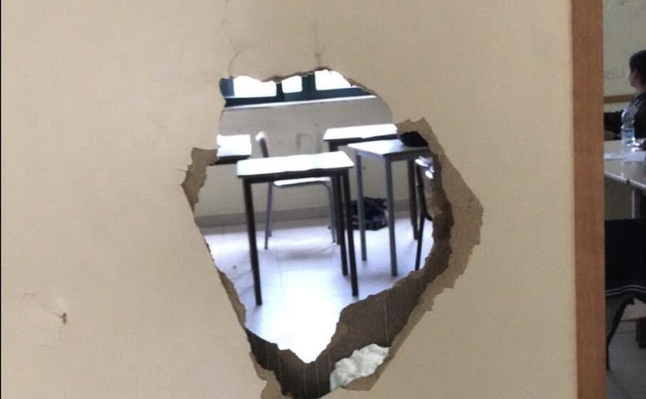 la porta di una classe dell azuni di pula (l unione sarda foto murgana)