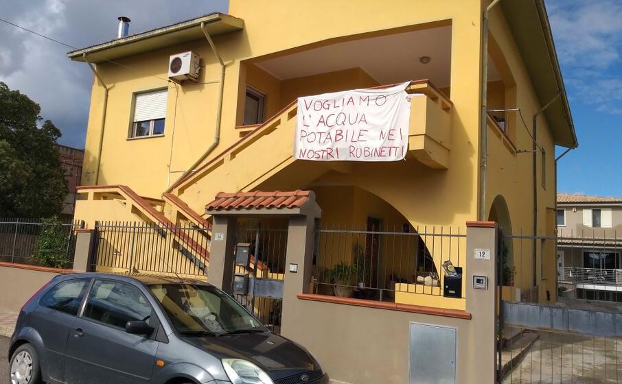 lo striscione esposto in un abitazione (l unione sarda foto farris)
