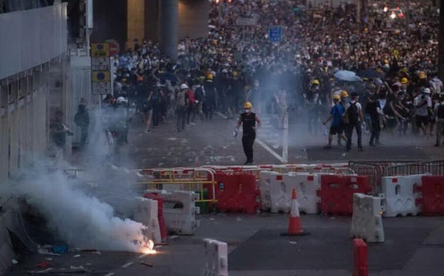 manifestanti a hong kong (archivio l unione sarda)