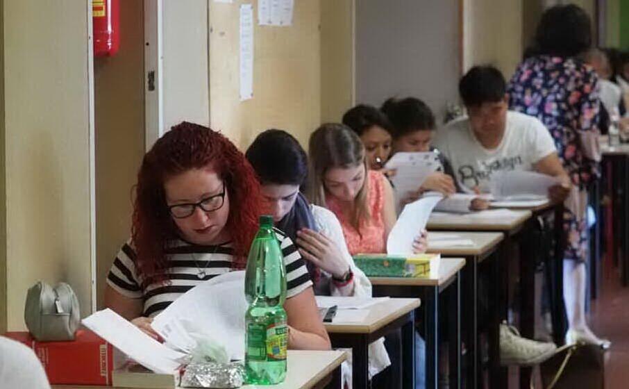 studenti durante l esame di maturit (archivio l unione sarda)