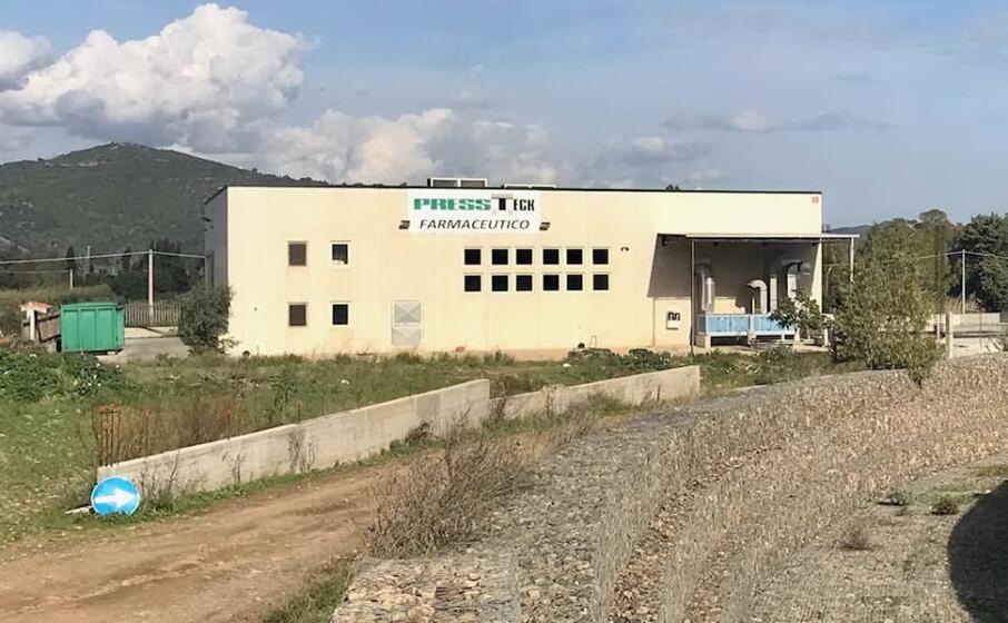 uno dei capannoni della pressteck a muravera (foto giovanni agus)