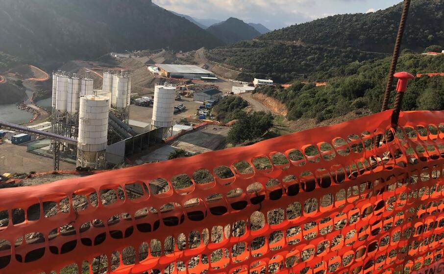 il cantiere abbandonato della diga di monti nieddu (foto i murgana)