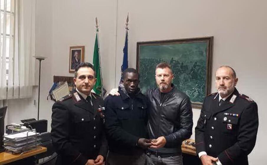il senegalese e l imprenditore tra i due carabinieri (ansa)