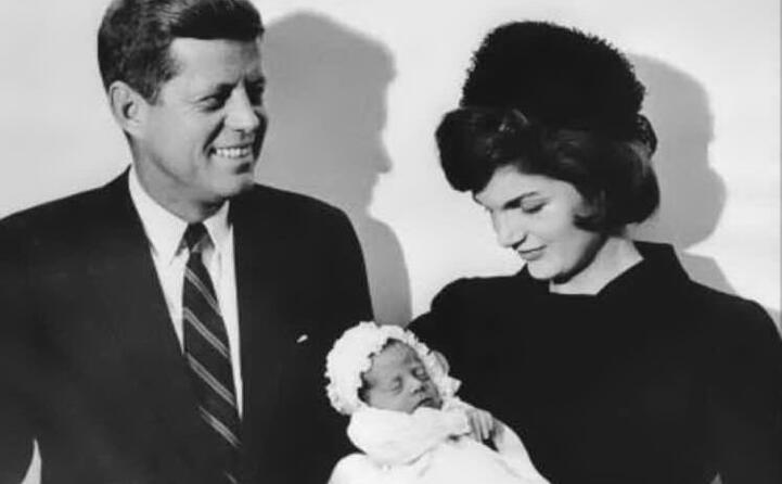 john kennedy con jacqueline e il figlio john jr (tutte le foto sono google wikipedia e l unione sarda)