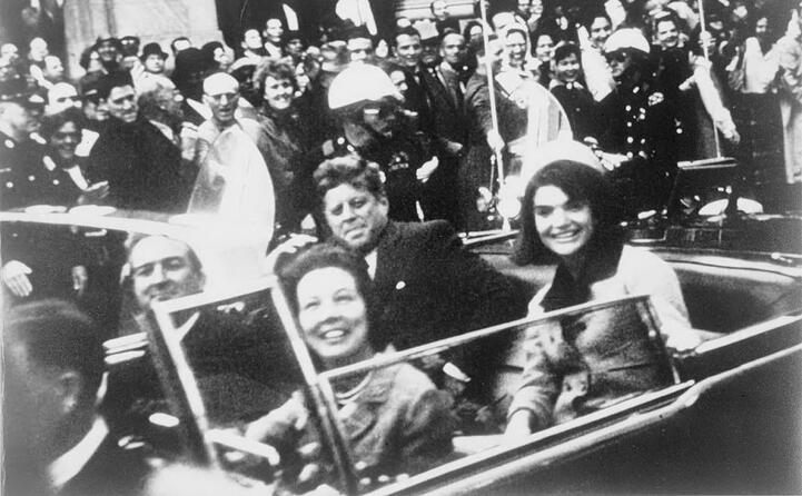 kennedy a dallas nell auto presidenziale con la moglie jacqueline poco prima dell omicidio
