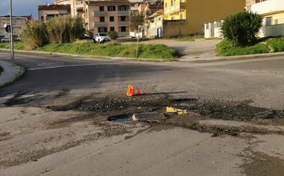 la voragine in via guarino (foto m pala)