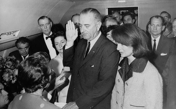 lyndon johnson giura nell aereo presidenziale accanto a lui jacqueline kennedy con gli abiti ancora sporchi di sangue