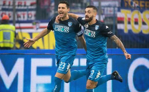 Manuel Pasqual e Francesco Caputo esultano contro la Sampdoria (Ansa)