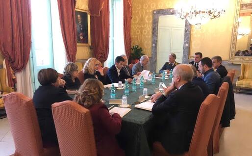Massimo Zedda e Matteo Salvini di fronte durante la riunione (foto Giuseppe Meloni)