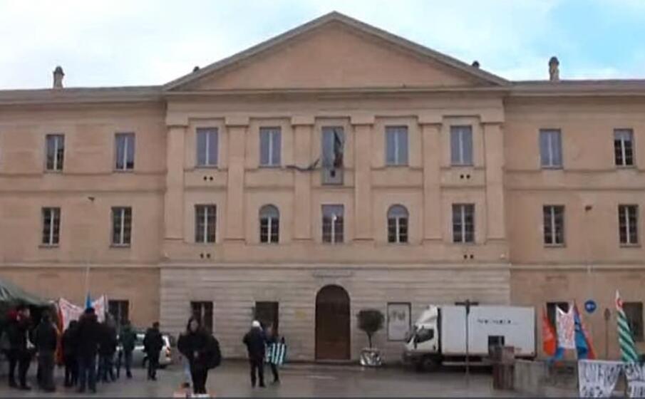 una protesta dei lavoratori della mensa (frame da videolina)
